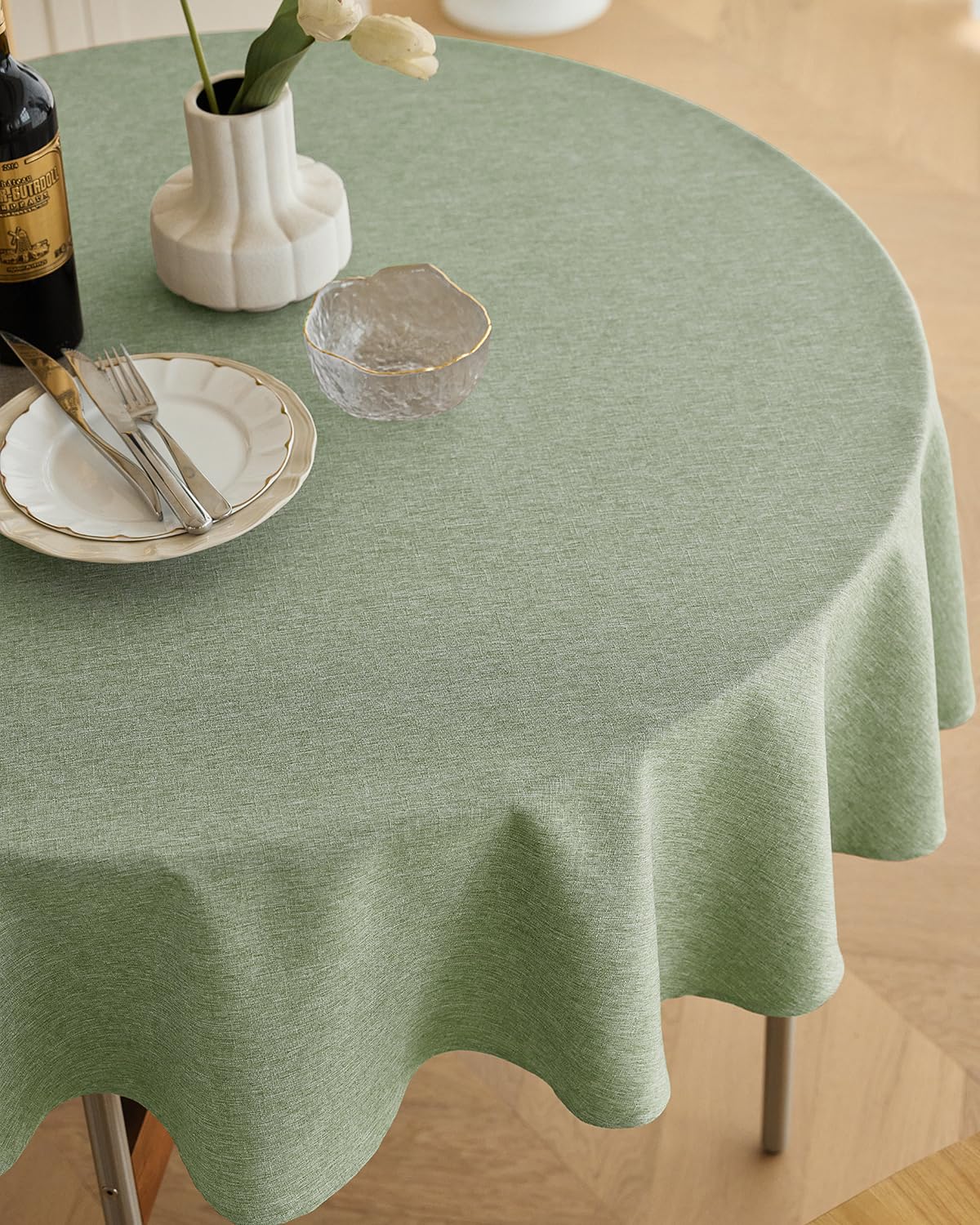 Mantel Decorelia con textura rústica, resistente a manchas y salpicaduras.