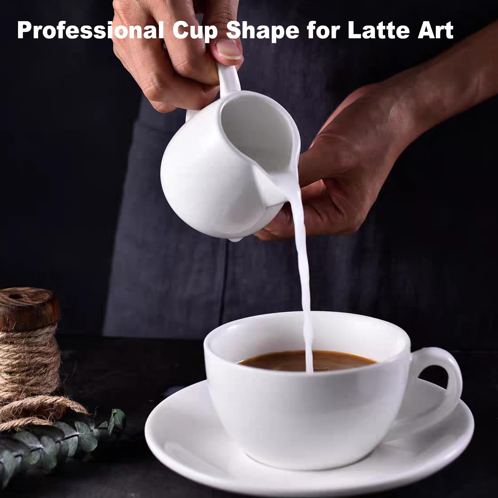 Taza DeeCoo 11 oz con platillo para servicio estable en mesa.