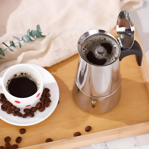 Café espresso oscuro preparado con la moka DeeKleen.