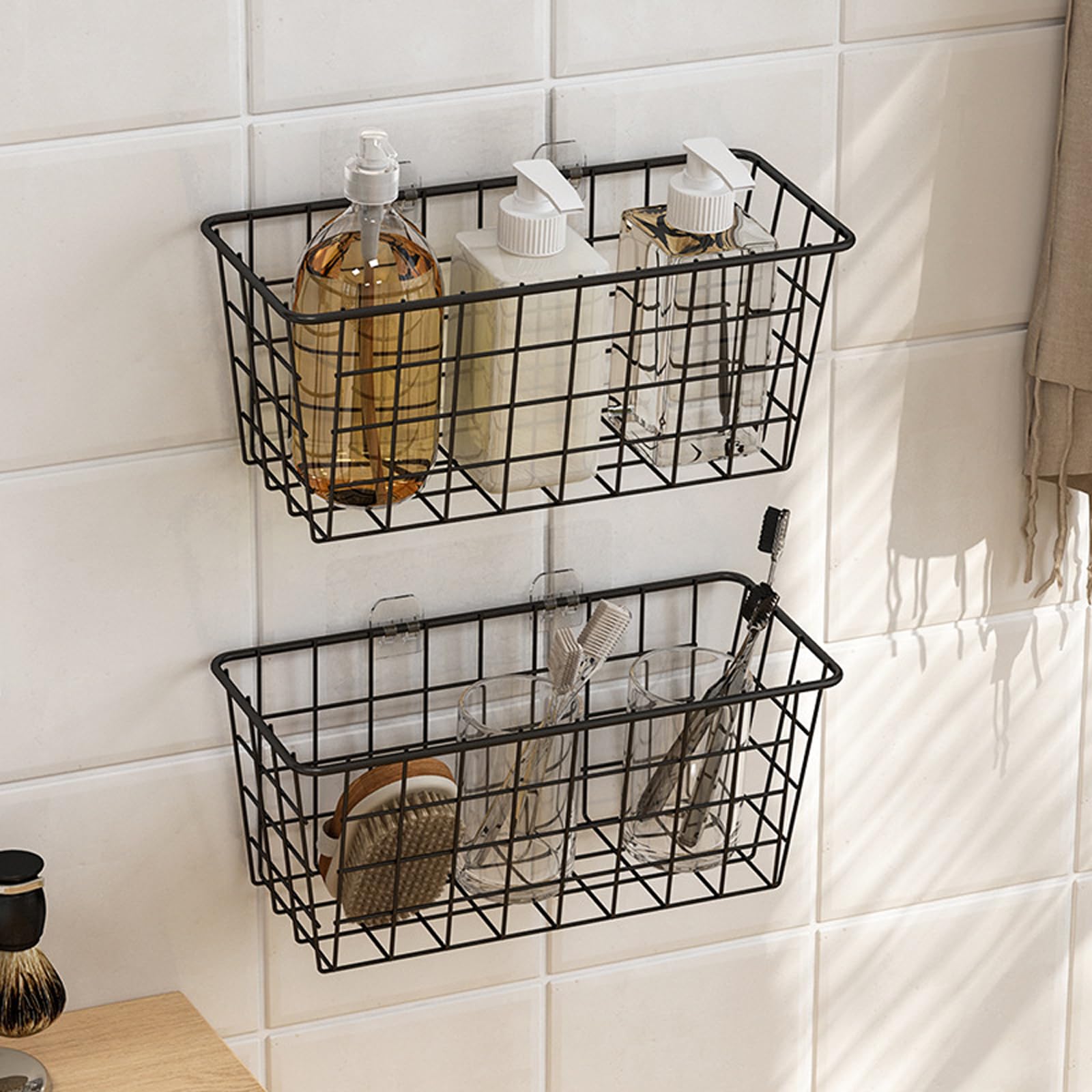 Baño ordenado con Deertaip, almacenamiento compacto y práctico.