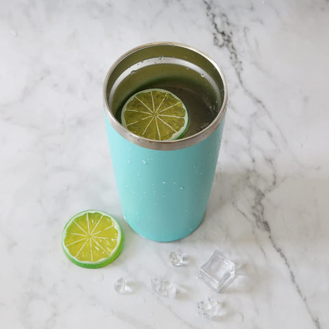 Vaso Deitybless 20oz con borde ancho, facilita llenado y limpieza.