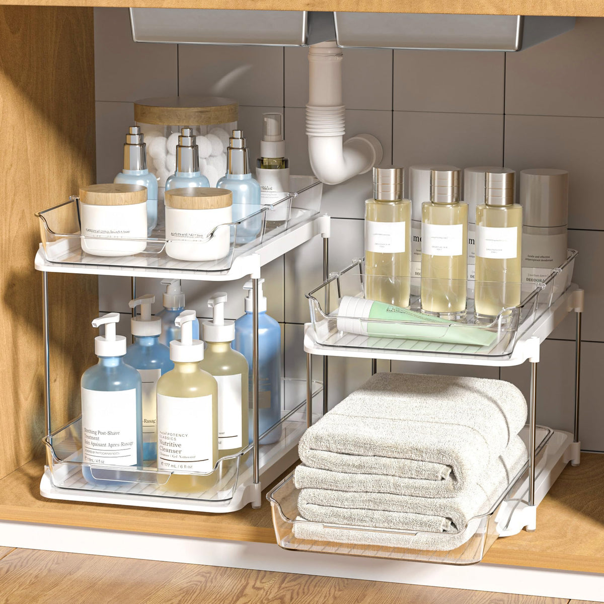Delamu dos estantes para baño tras el lavabo ofrecen almacenamiento práctico.