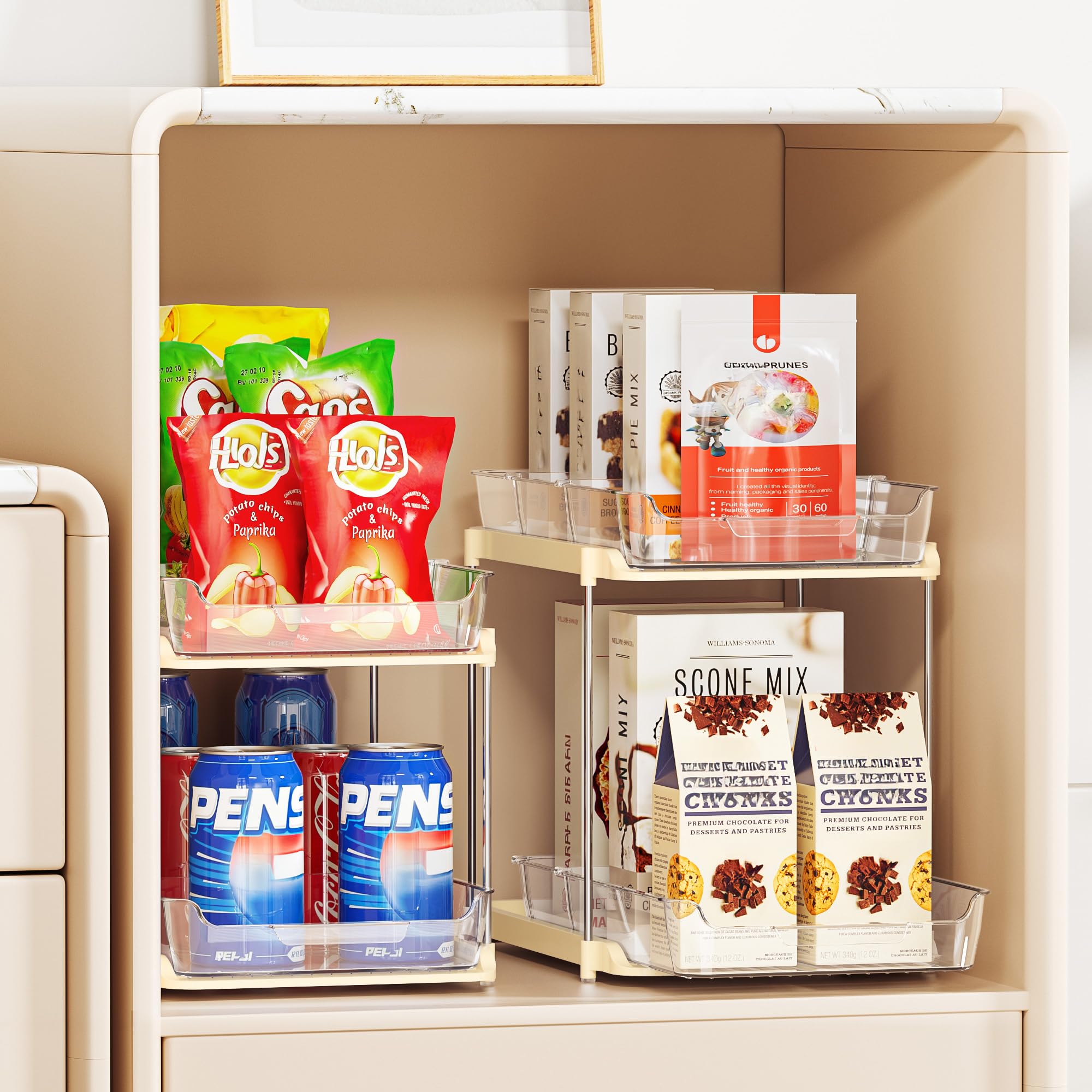 Delamu estantes apilables permiten ahorro de espacio en despensa.