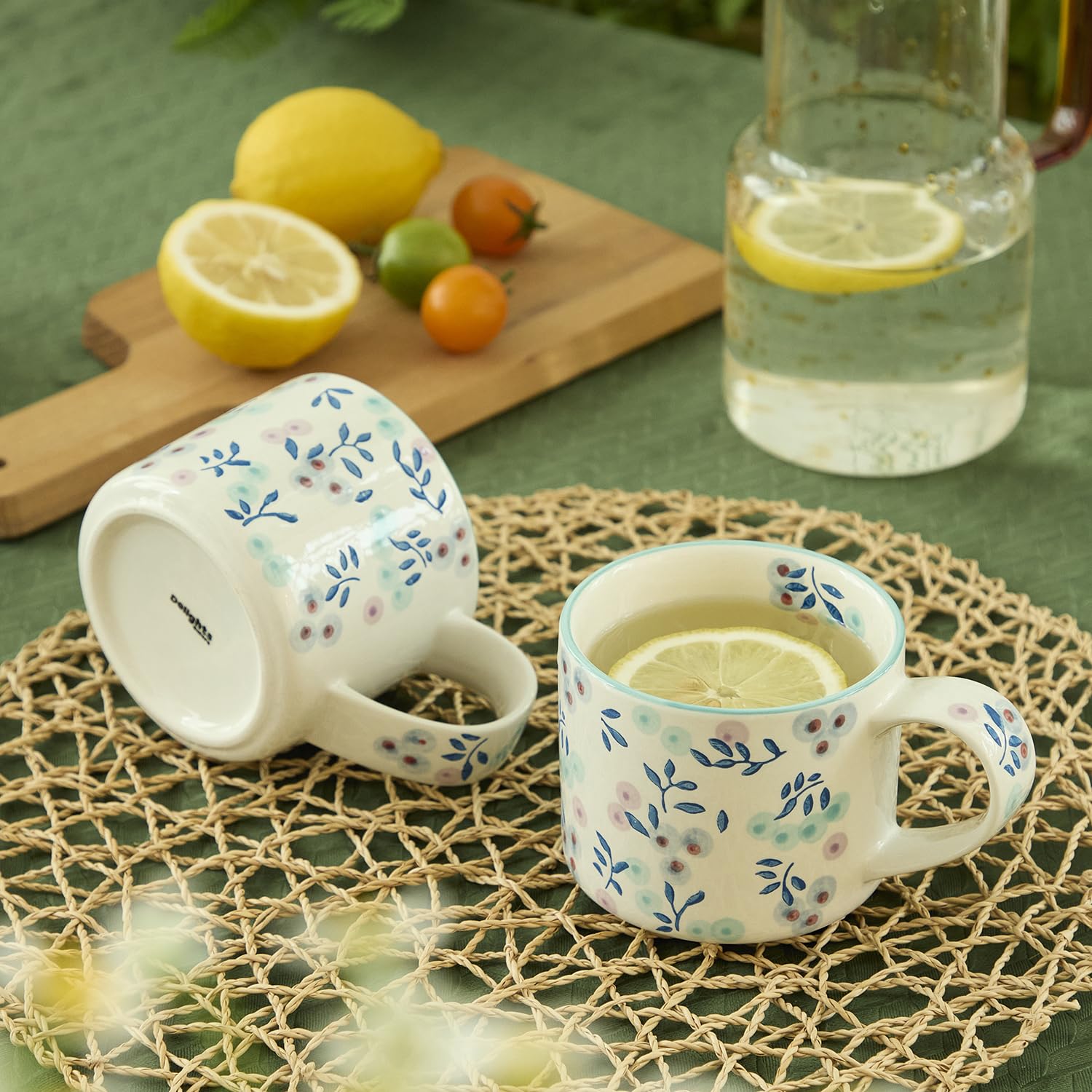 Taza artesanal DELIGHTS GALORE blanca con diseño floral azul y morado para beber en casa