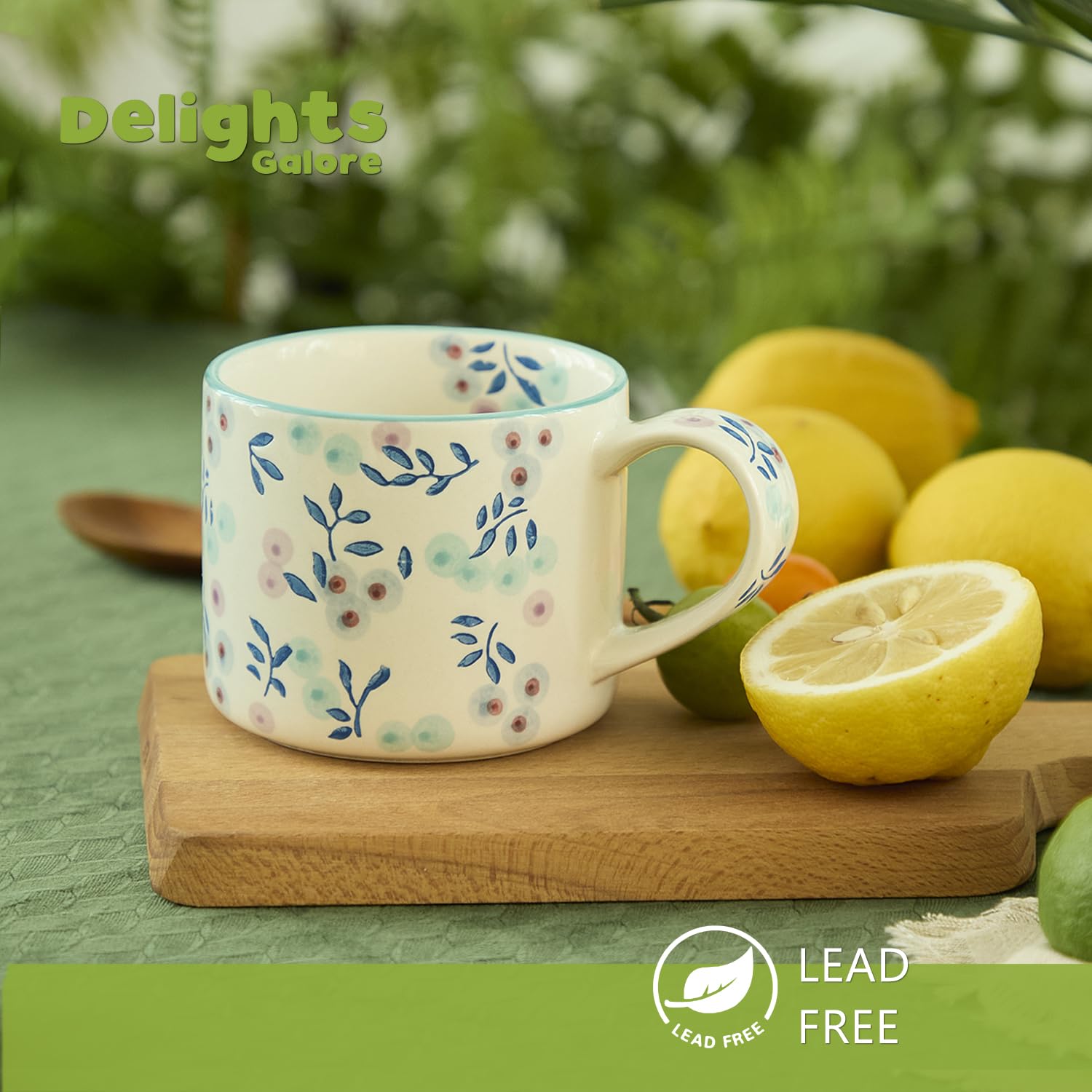 Taza cerámica DELIGHTS GALORE con borde azul y detalle elegante, ideal para café y té