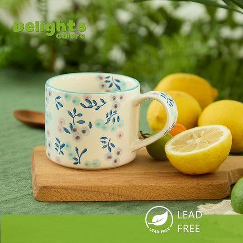 Taza cerámica DELIGHTS GALORE con borde azul y detalle elegante, ideal para café y té