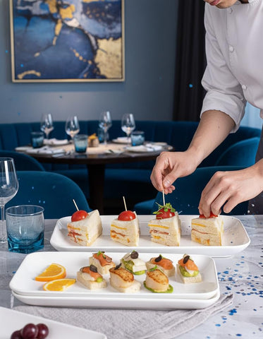 Vajilla blanca clásica de DELLING para una mesa elegante y sobria.
