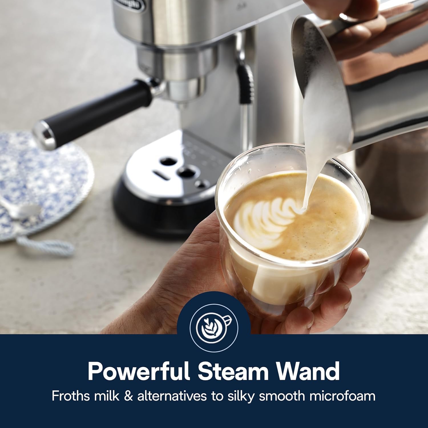 Dispositivo de vapor LatteArt en la De'Longhi Dedica Arte para espuma suave.