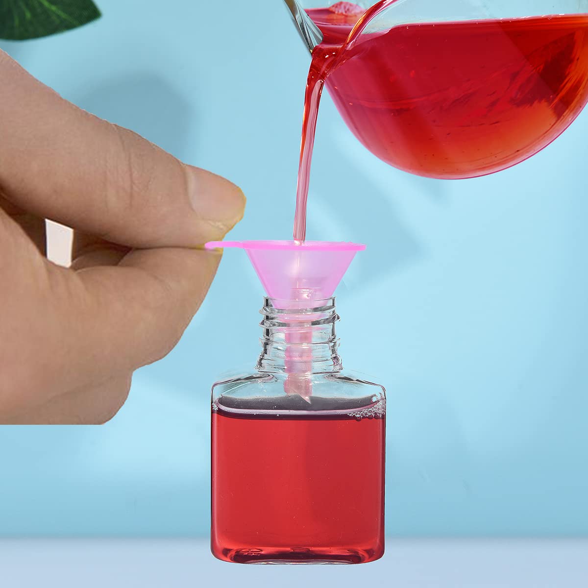 Delove embudo mediano para botellas, facilita transvasado preciso.