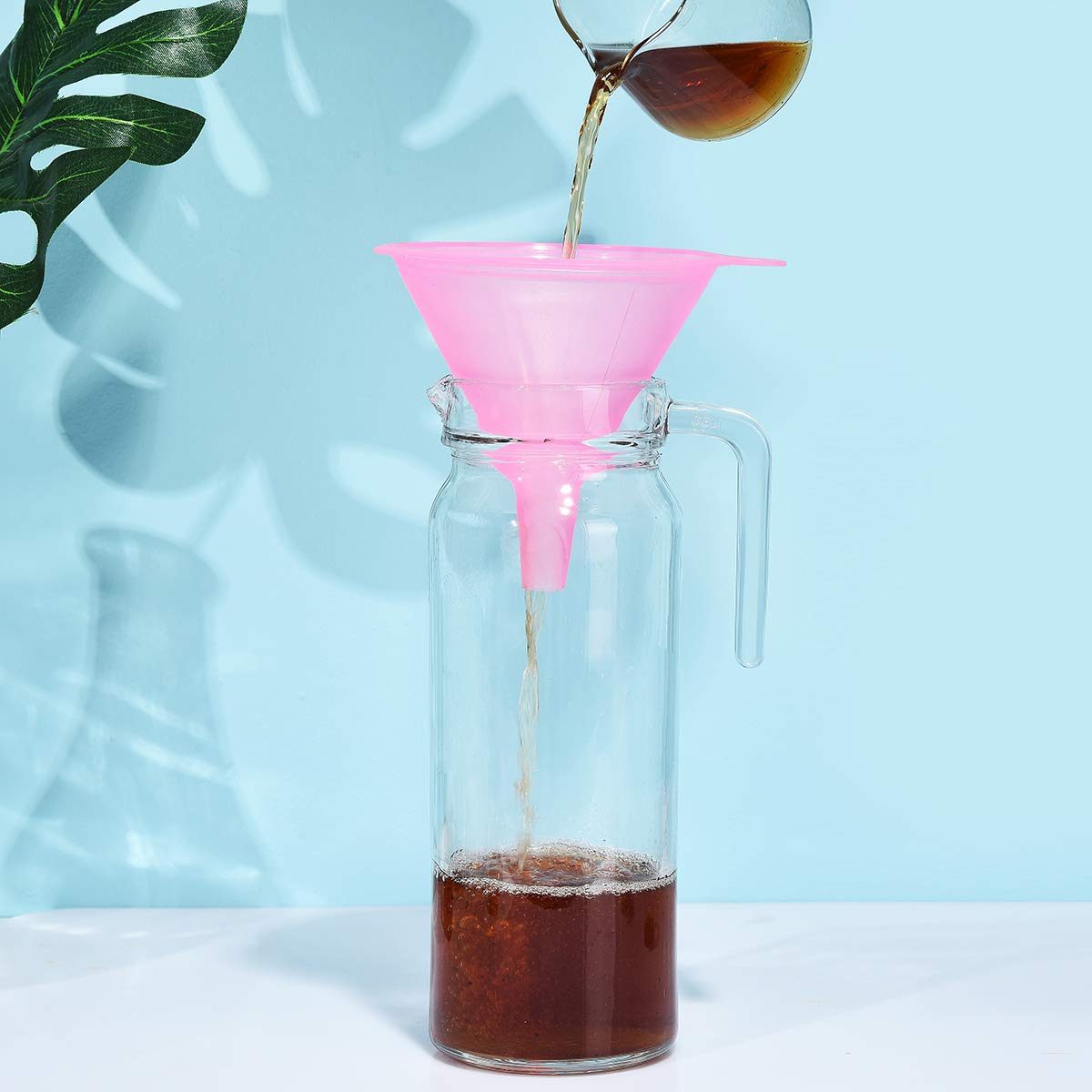 Delove embudos con gancho para colgar, almacenamiento práctico en cocina.