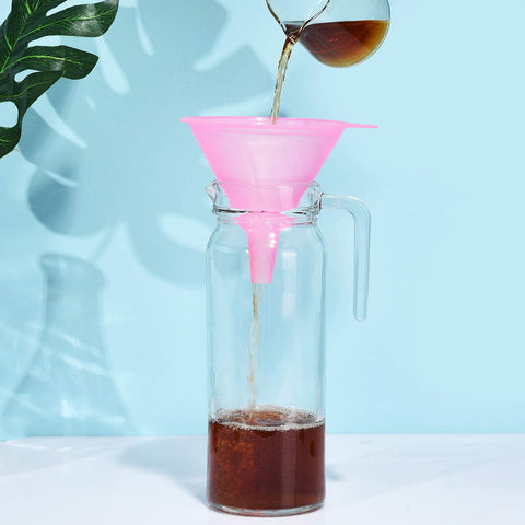 Delove embudos con gancho para colgar, almacenamiento práctico en cocina.