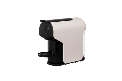 Delta Q Quick Espresso frente de la máquina blanca, diseño compacto para cocinas pequeñas.