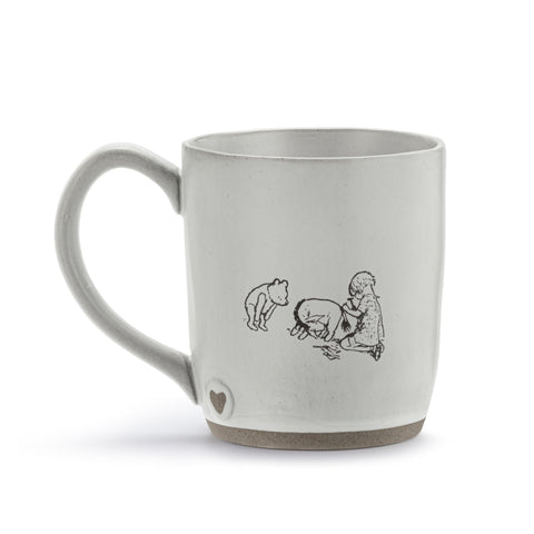 Taza DEMDACO Pooh con Eeyore en poses divertidas para empezar el día.