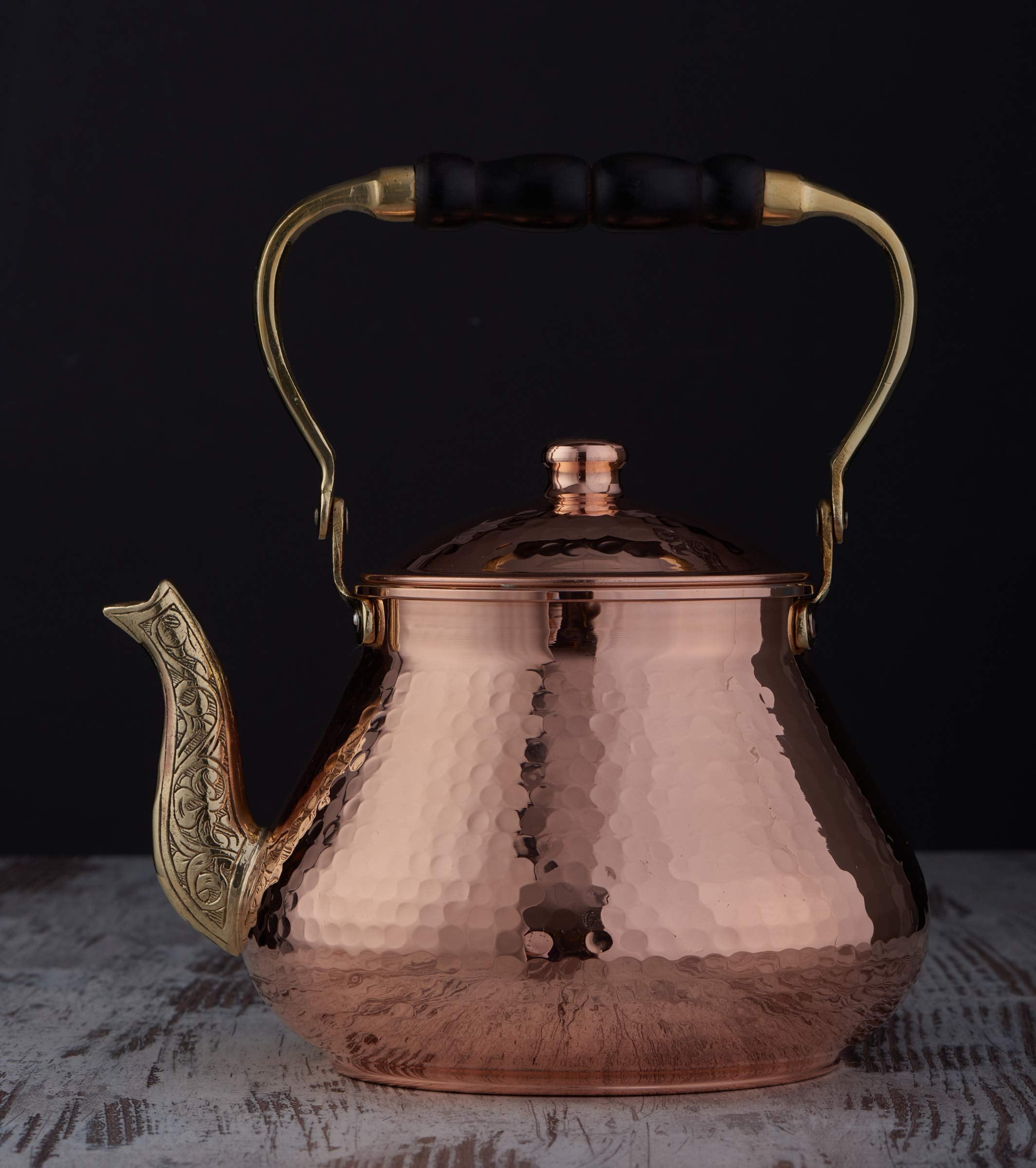 DEMMEX tetera cobre detalle martillado realza el acabado artesanal y durabilidad