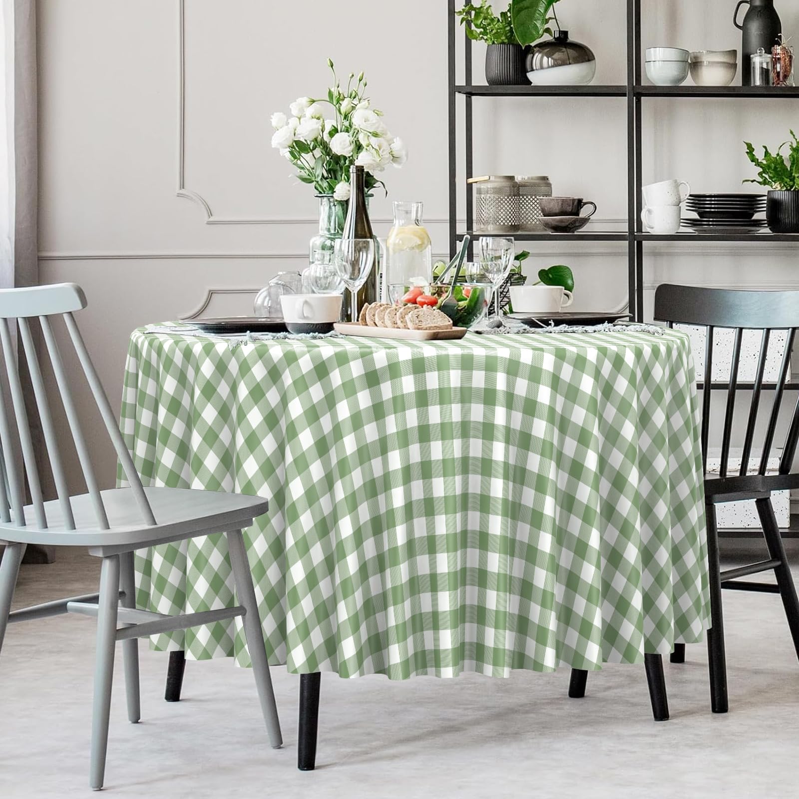 Ambientación merienda al aire libre con mantel verde y blanco