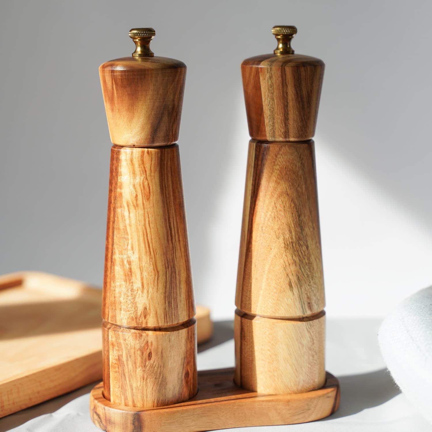 DeroTeno acabado en madera de acacia aporta elegancia a la mesa.