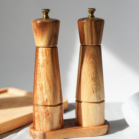 DeroTeno acabado en madera de acacia aporta elegancia a la mesa.