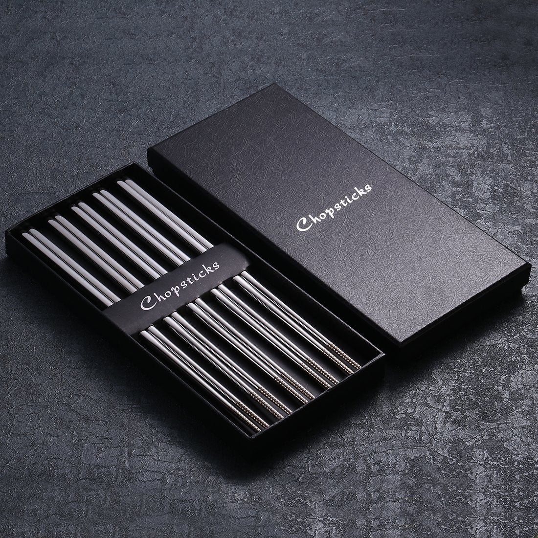 Devico palillos en elegante estuche de regalo para ocasiones especiales.