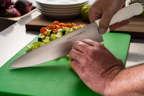 Mango texturizado blanco Dexter-Russell mejora el agarre incluso al trabajar con ingredientes mojados.