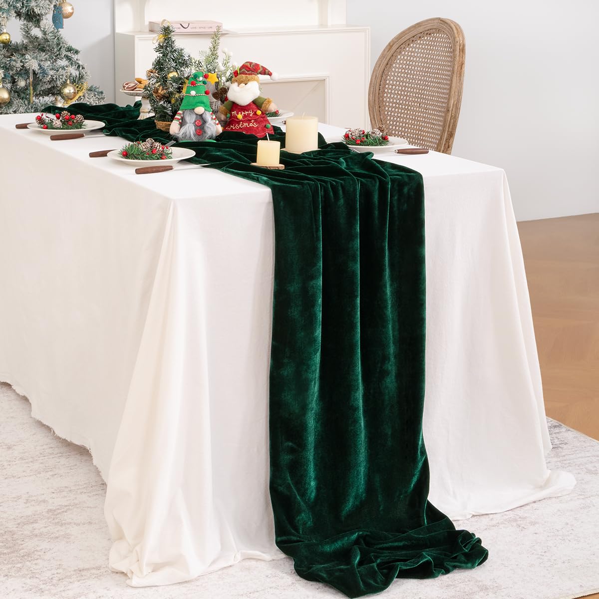 DeZerlor escena navideña con funda de mesa de terciopelo verde.