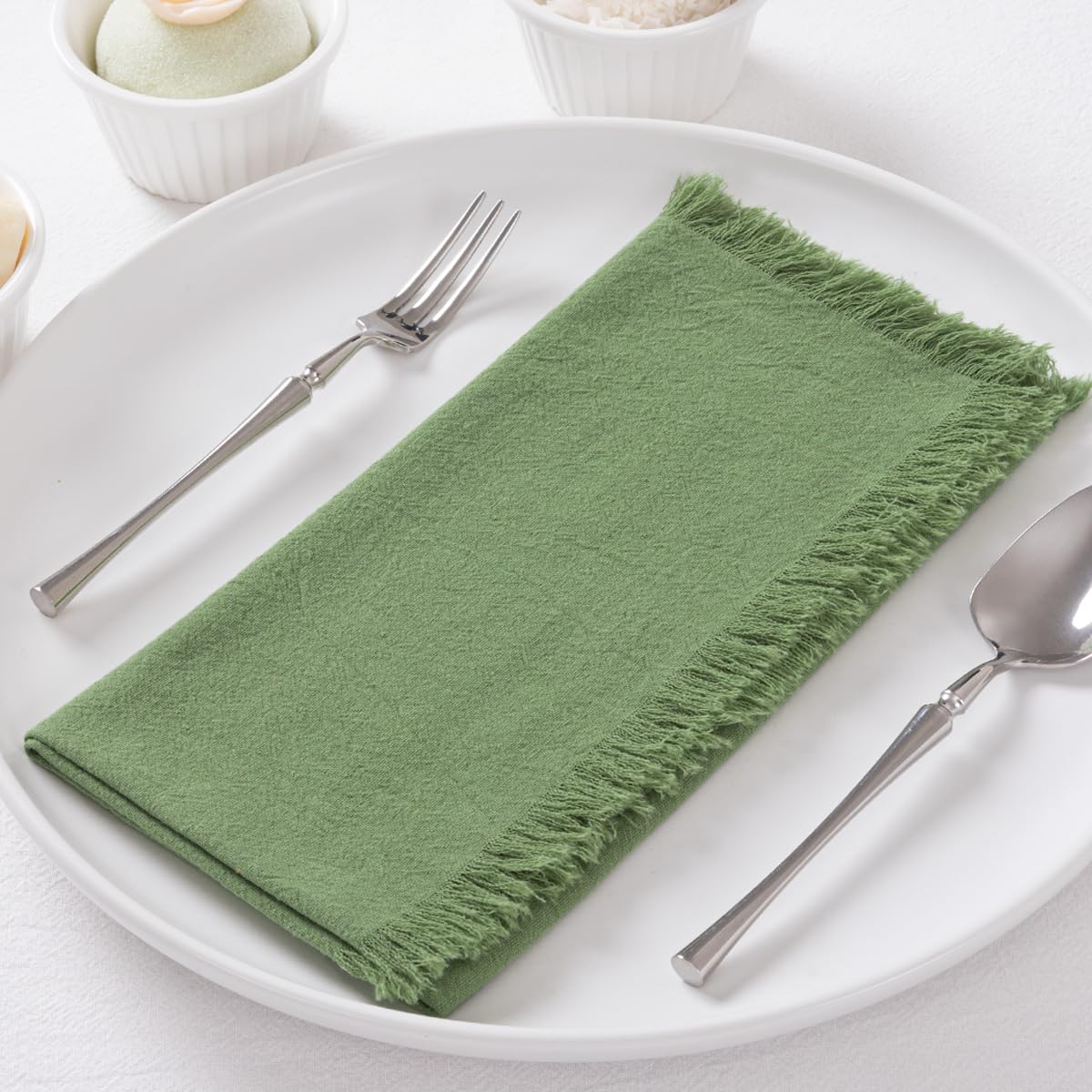 DeZerlor servilletas salvia con franja vista general, ideal para mesa elegante.