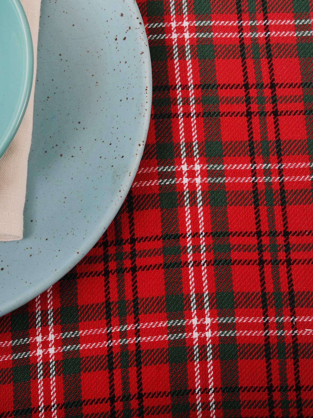Mesa puesta con el camino de mesa DG Collections, ideal para fiestas y banquetes