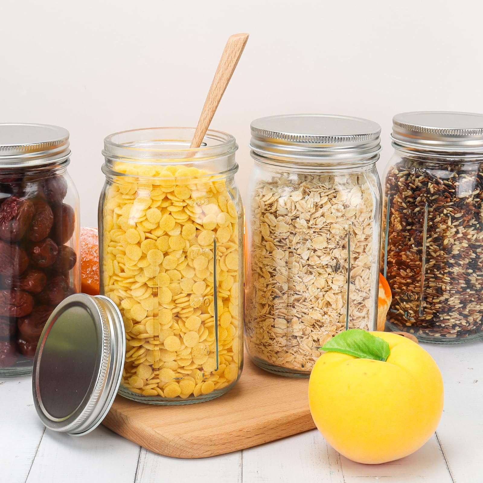Jarros de vidrio para mermeladas y salsas con tono claro y tapa plateada.