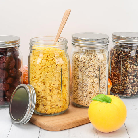 Jarros de vidrio para mermeladas y salsas con tono claro y tapa plateada.