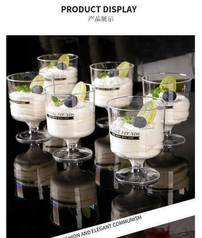 Postres mousse tiramisú en vasos claros de DI QIU REN