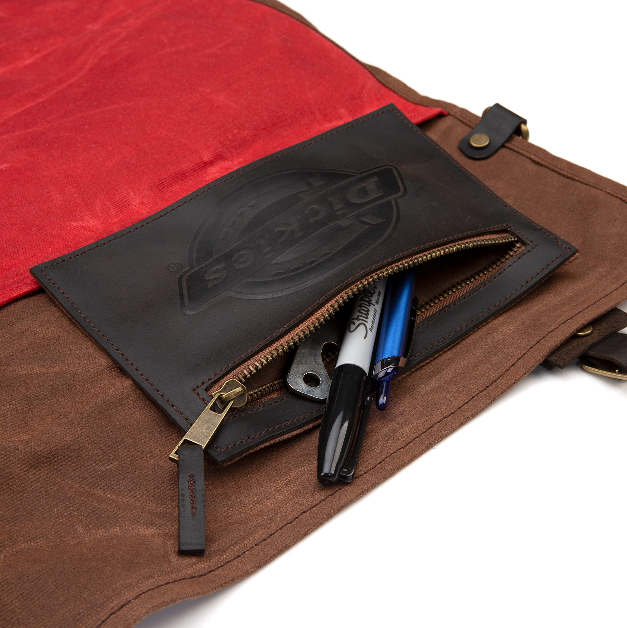 Dickies rodillo con bolsa removible con cremallera para almacenamiento extra.