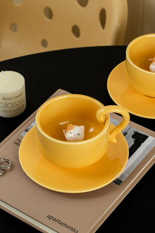 Taza amarilla DIHOclub con gato 3D y asa cola, ideal para café.