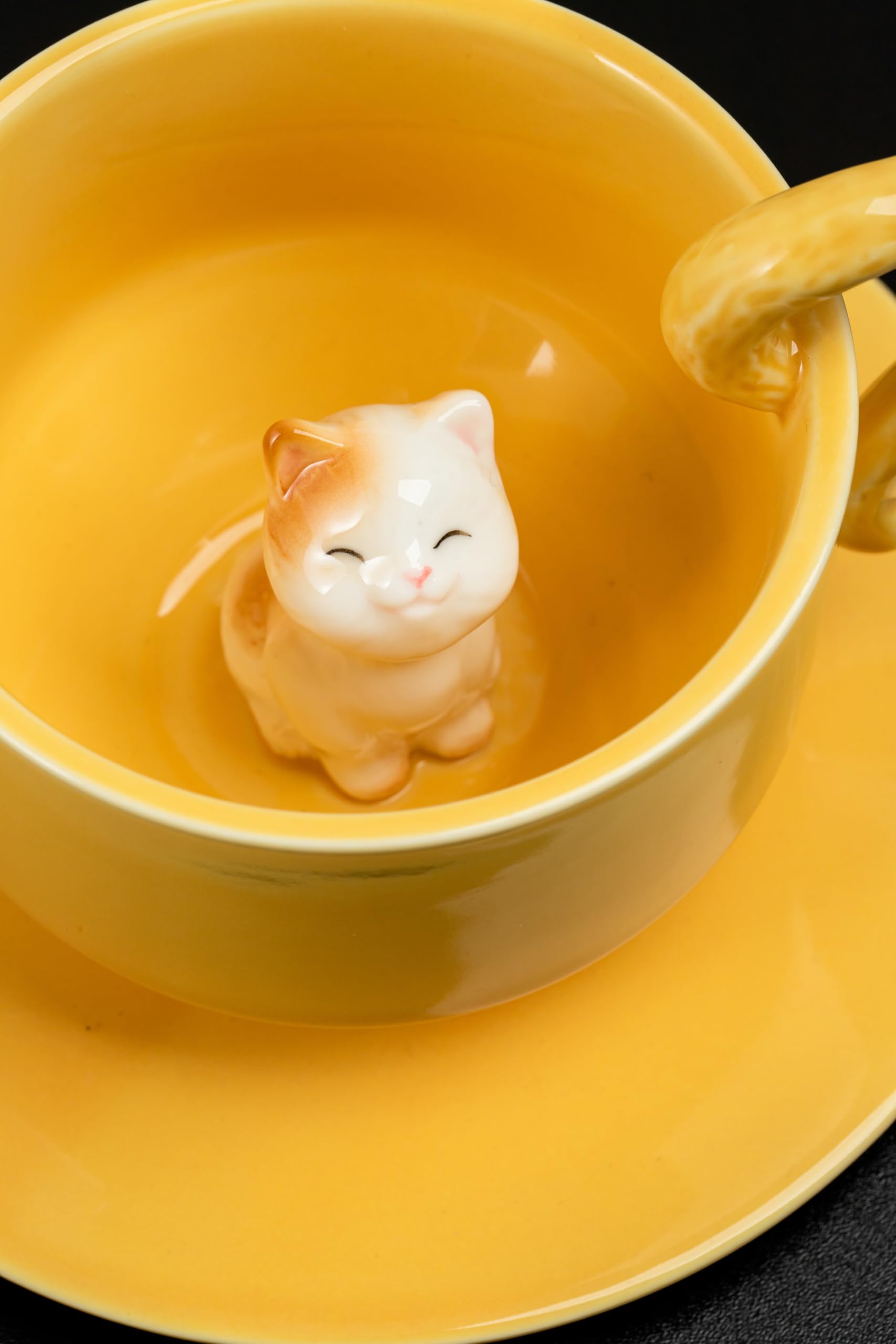 DIHOclub taza cerámica con gato 3D, detalle de escultura.