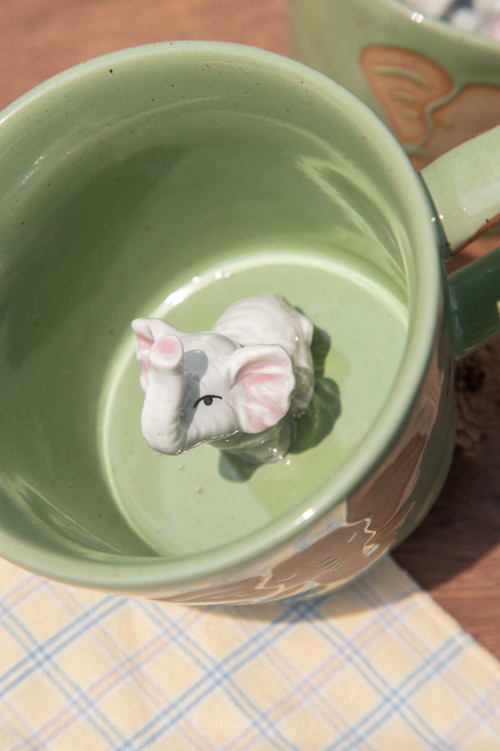 DIHOclub Elefante dentro de la taza 3D, diseño adorable para alegrar desayunos.