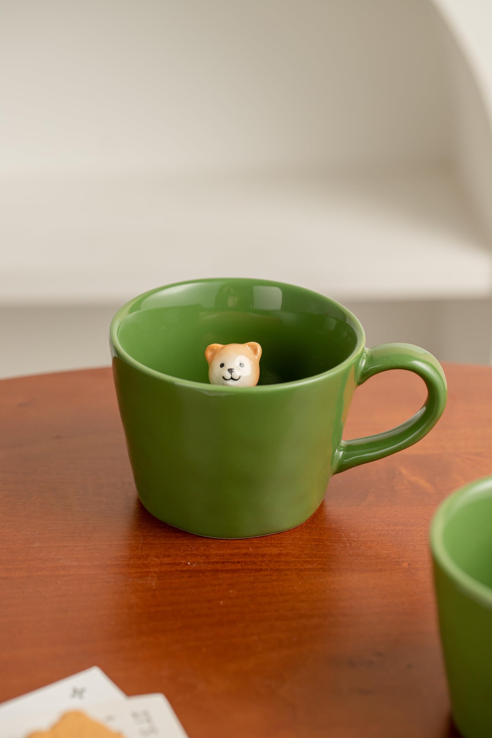 dihoclub taza fondo secreto muestra oso al beber.