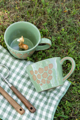 Uso de la taza jirafa para bebidas calientes o frias