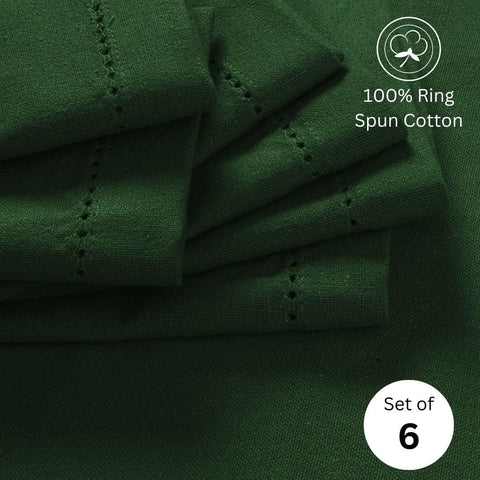 DineNest servilletas verde 18x18 con ribete calado, ideales para ambientar mesas elegantes.