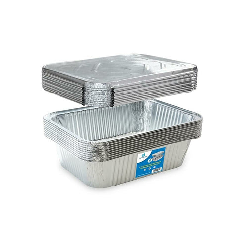 Diplastible pan oblongo con tapa plateada para servir y almacenar con facilidad.