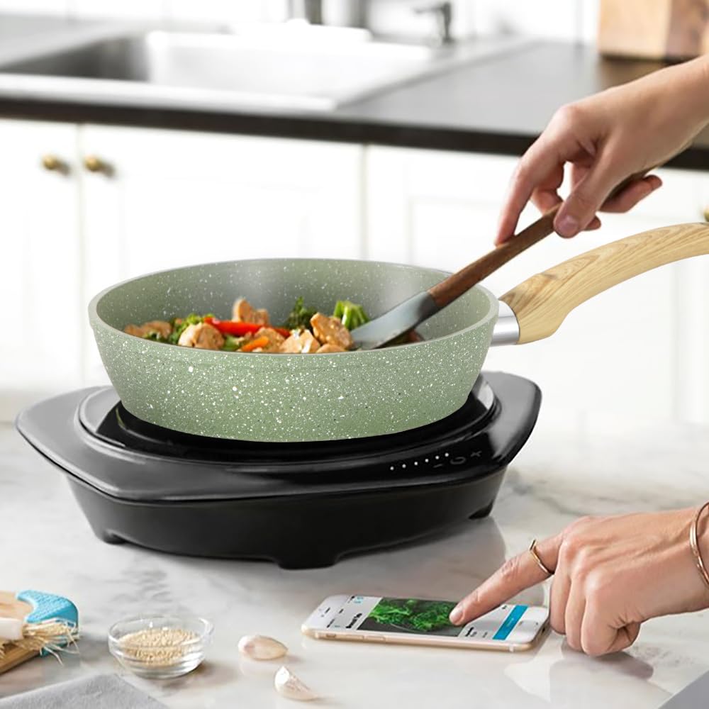 DishDelight incluye una sartén de fondo grueso para inducción en verde con rendimiento estable.