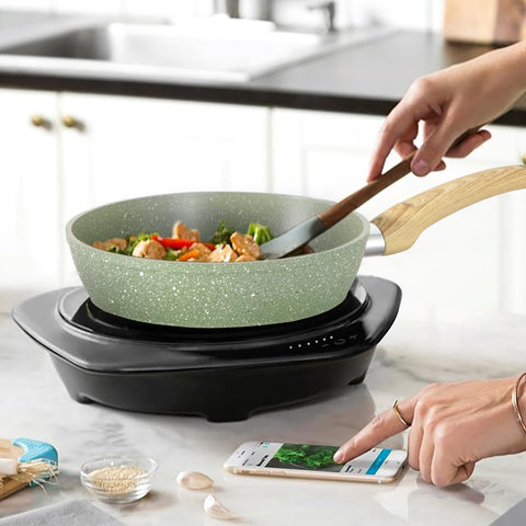 DishDelight incluye una sartén de fondo grueso para inducción en verde con rendimiento estable.