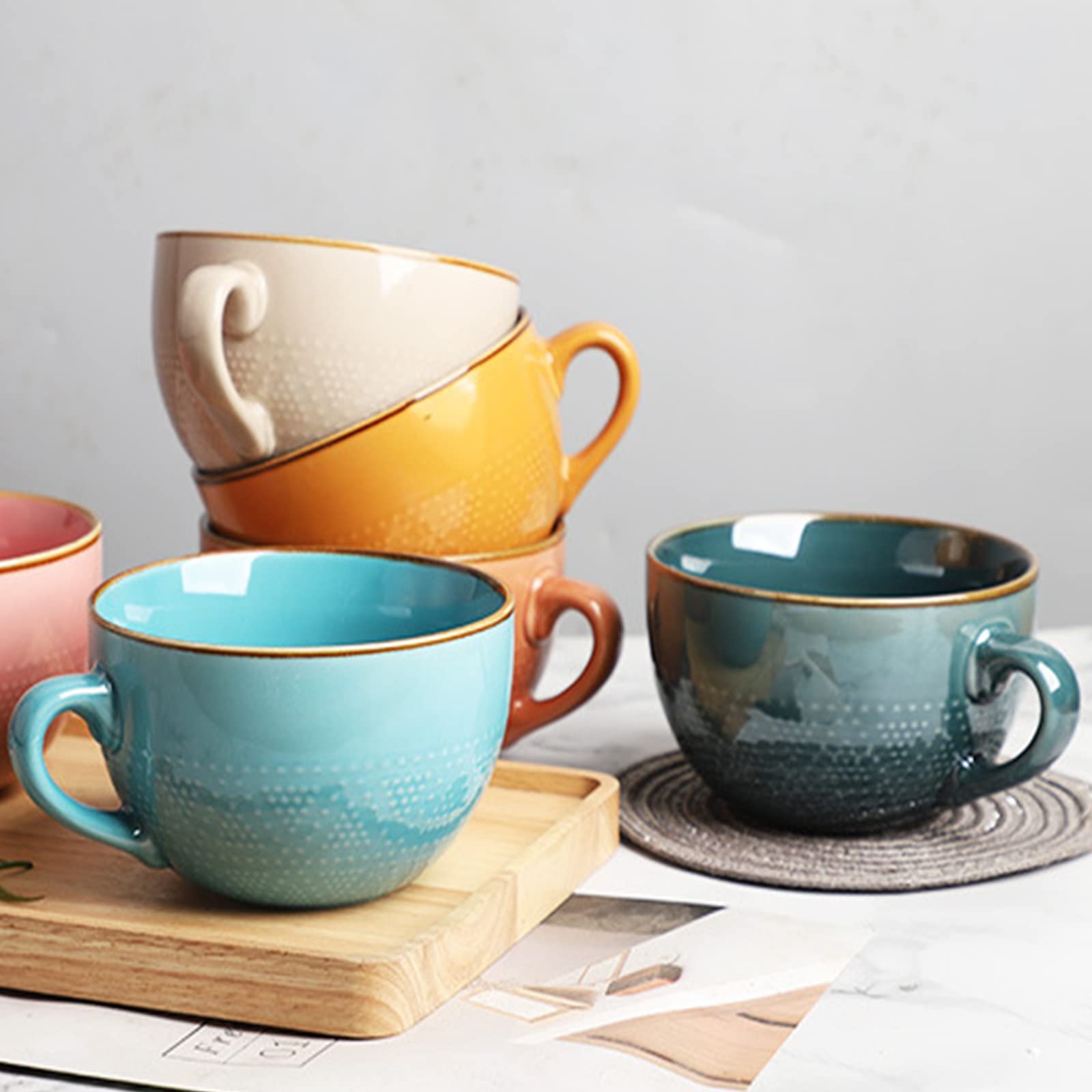 Taza Disoza ergonómica facilita beber en la mesa de trabajo.