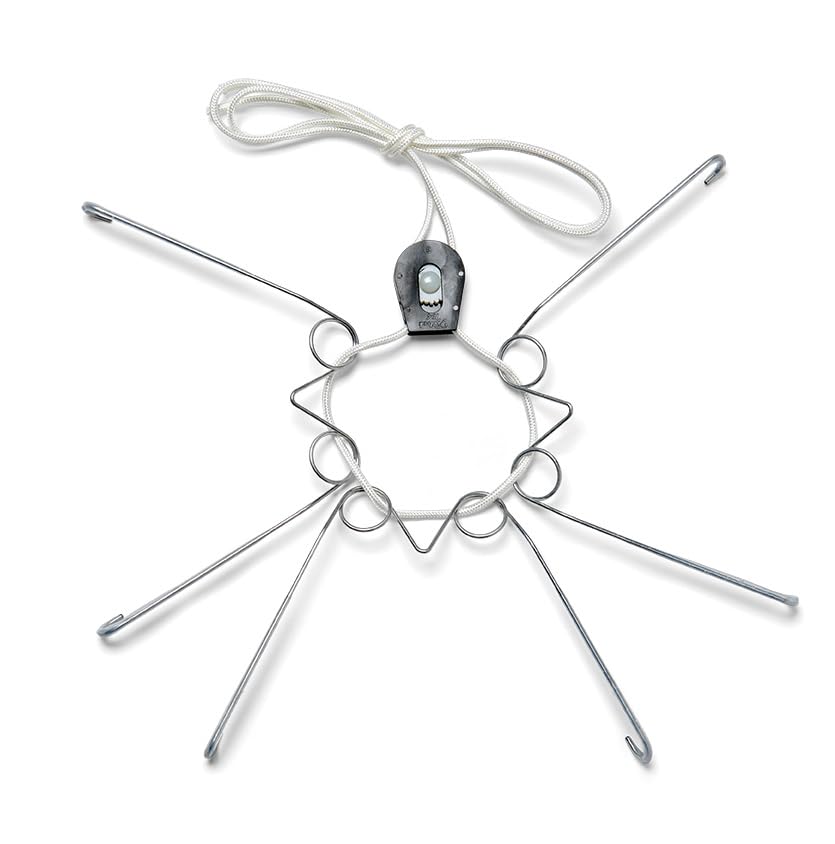 Display Buddie colgante-placa-redonda-ajustable para exhibir vajillas decorativas.