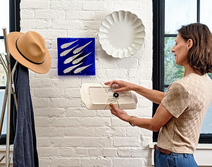 Display Buddie gancho-silicona-placa-decorativa protege superficies con sujeción discreta.