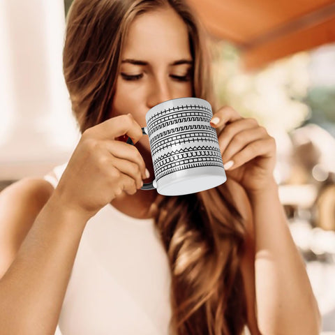 Taza Docwouugo 11oz detalle oculto, perfecto para cafés matutinos.