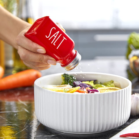 Ambiente de cocina con salero y pimentero rojos en estilo rústico.