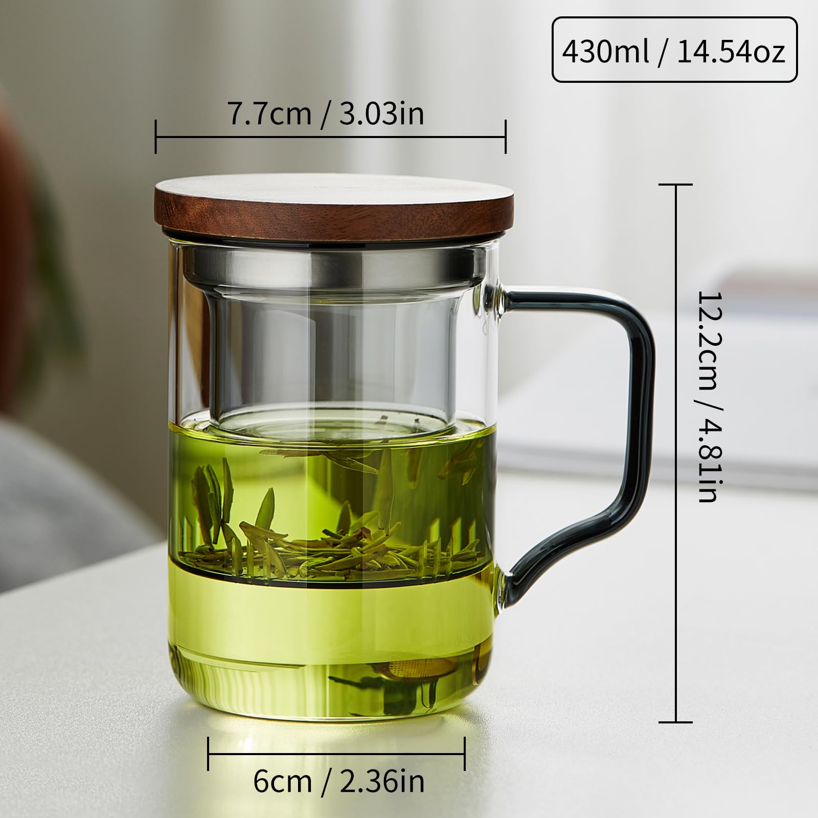 Detalle del infusor de cristal Dopudo que refleja el color del té en la infusión.