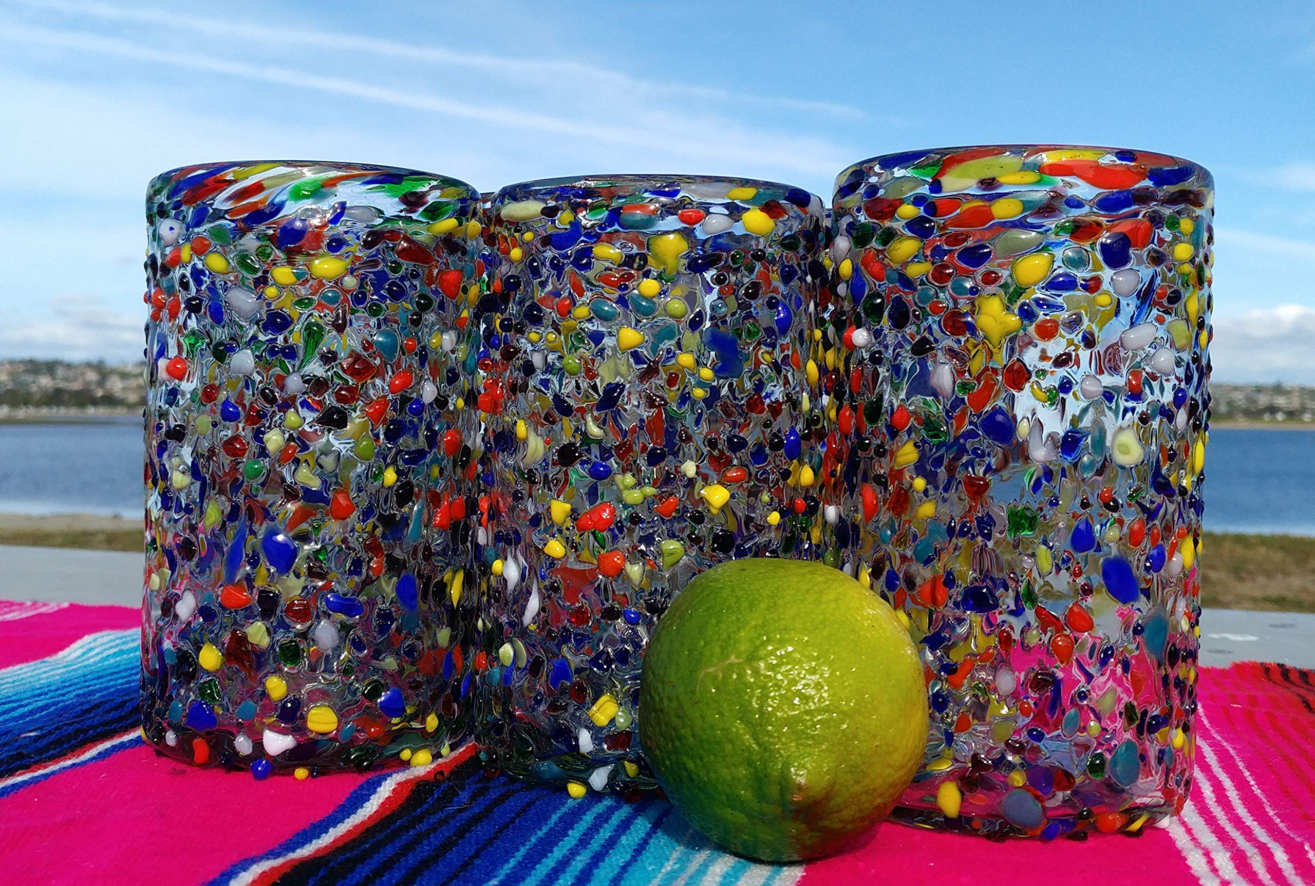 Vaso Dos Sueños con textura confetti, detalle único para bebidas refrescantes.