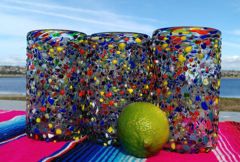Vaso Dos Sueños con textura confetti, detalle único para bebidas refrescantes.