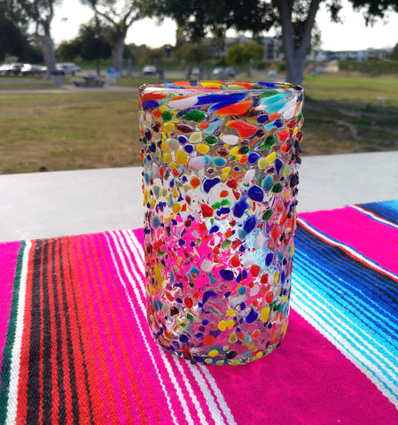 Vaso Dos Sueños de vidrio reciclado, opción eco amigable para servir.