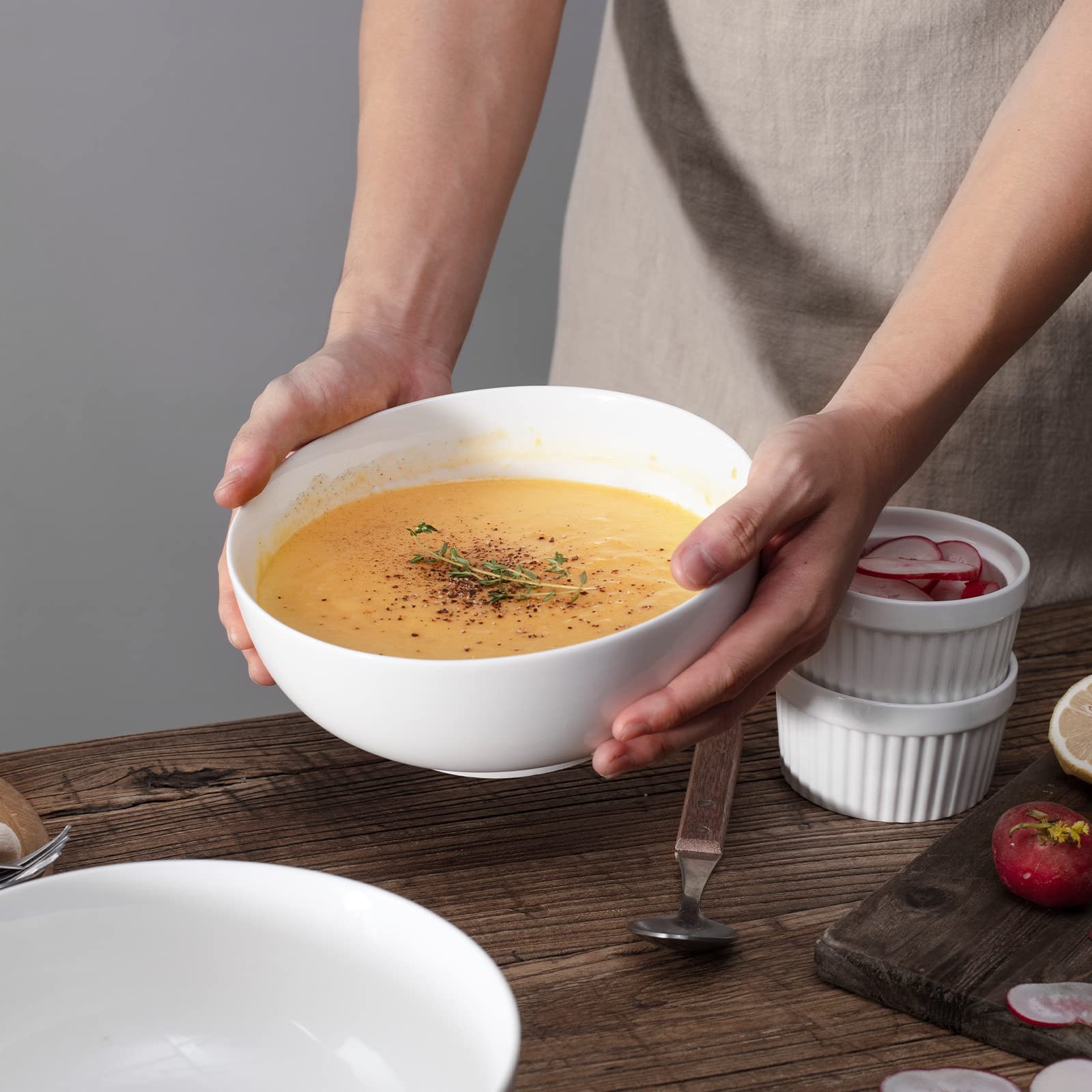 Ensaladera blanca para fruta o aperitivos, ideal para encimeras de casa.