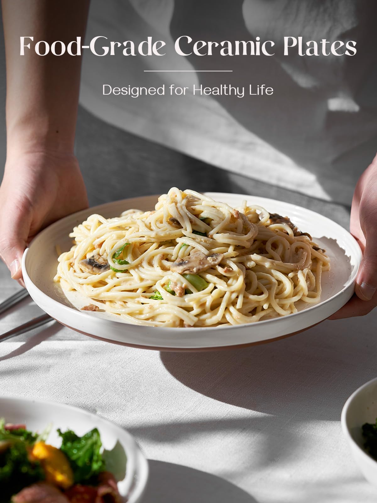 Dowan plato con borde alto y pared curva: agarre cómodo y estable durante la comida.